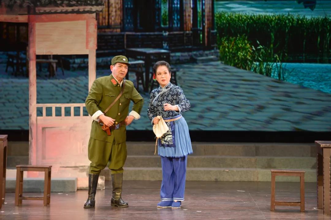 新东苑沪剧团表演《芦荡火种》选段"智斗"